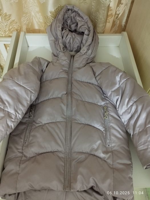 Продам зимнюю куртку не а девочку размер 104