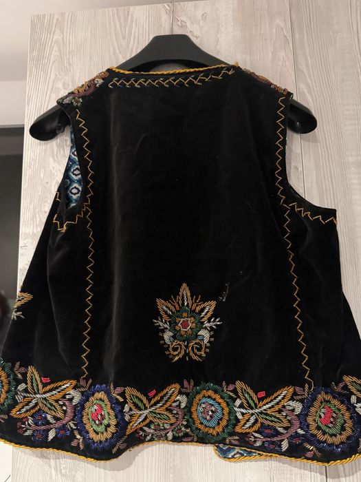 Vesta traditionala veche 100 ani