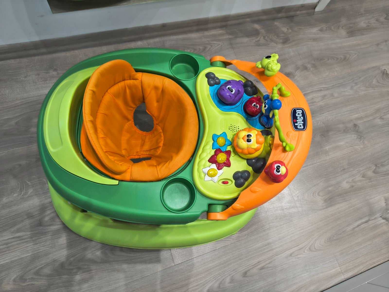 Страхотна проходилка CHICCO