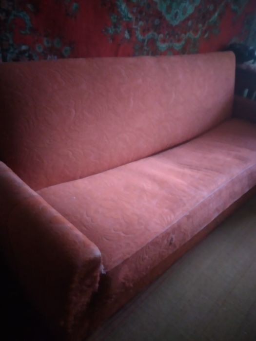 Продам б/у диван и 2 кресла
