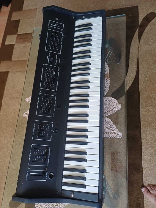 Vand un sintetizator rusesc   TOM 1501model  personalizat