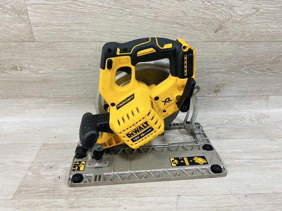 Circular Dewalt DCS572