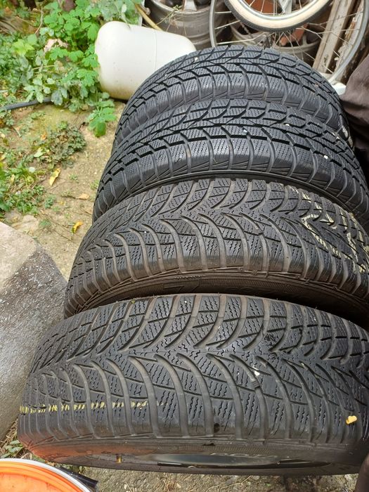 Vand 4 anvelope de iarna 175 70 r14 HANKOOK și GOODYEAR foarte bune