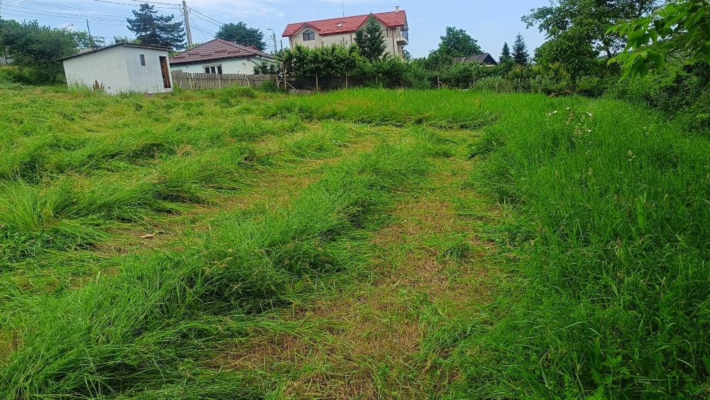 Tund iarbă cu motocoasa