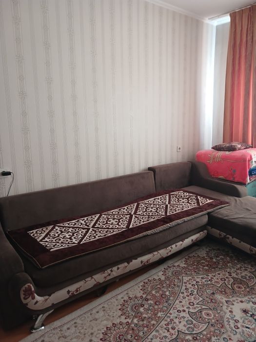 Продам большой красивый угловой зальный диван. Дёшево