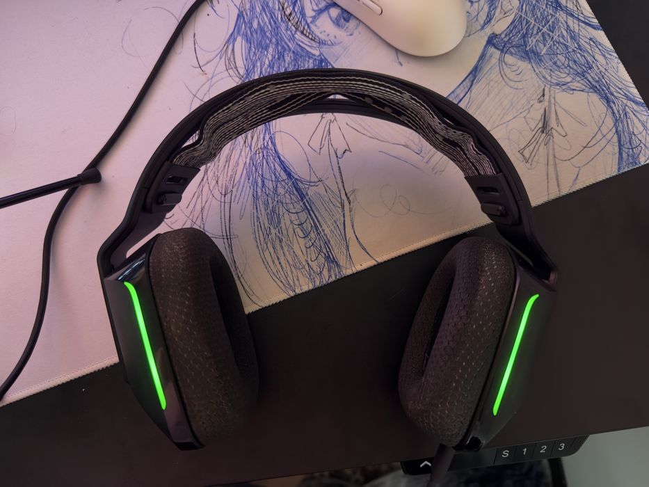 Игровве наушнники Logitech g733
