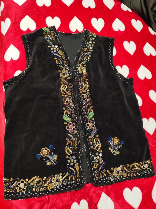 Vesta traditionala cu margele