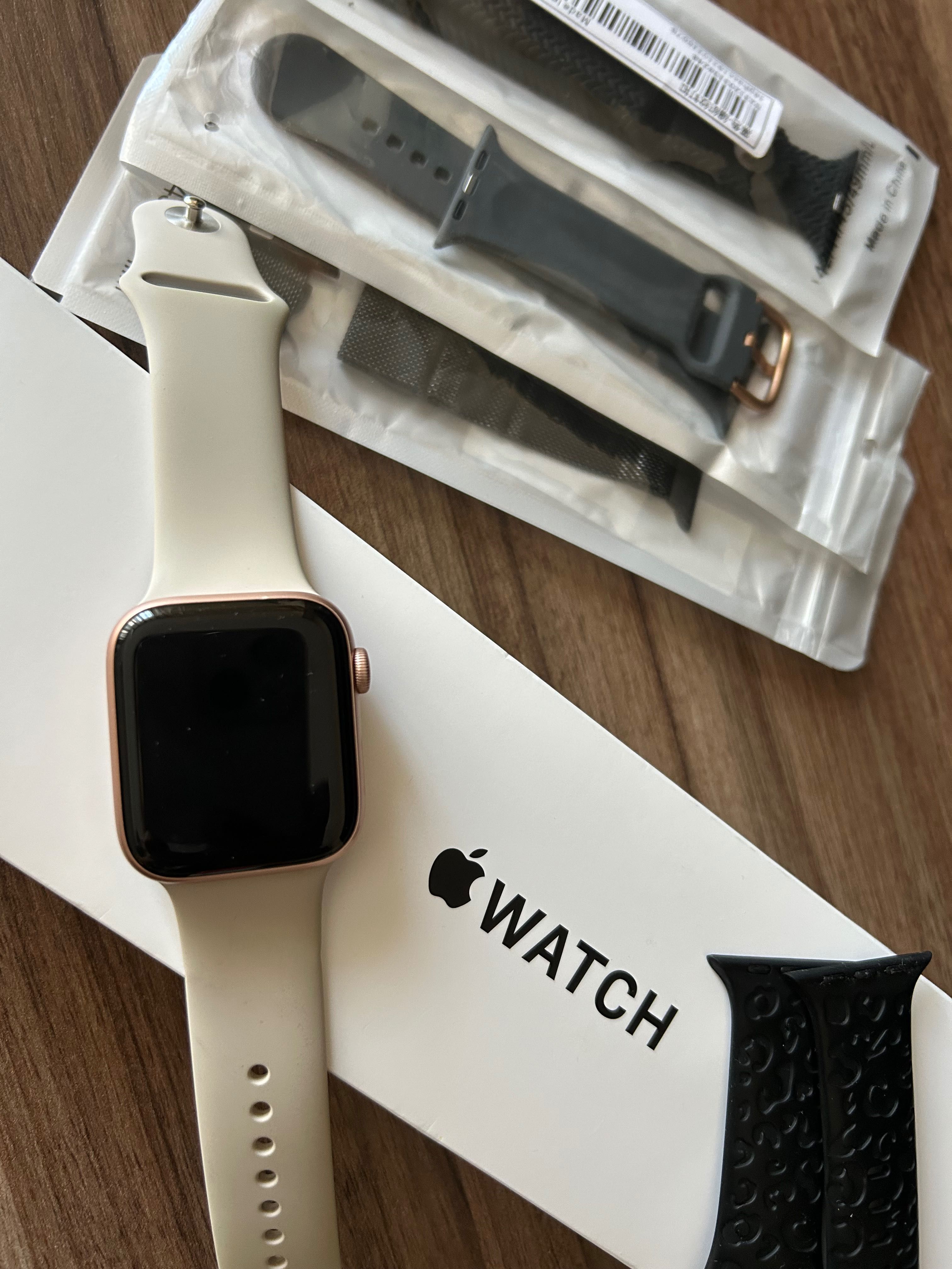 Часовник APPLE WATCH SE GOLD 44 mm
