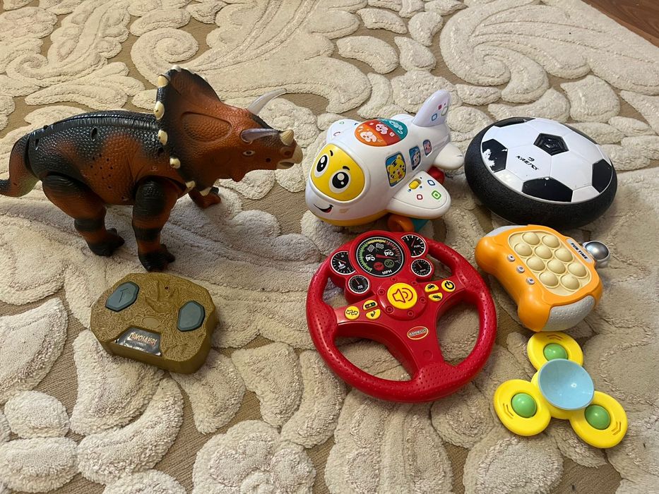 Игрушки детям разные.