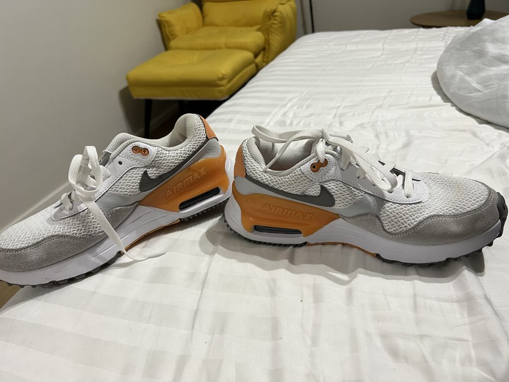 Vând pantofi sportivi de dama Nike Air Max