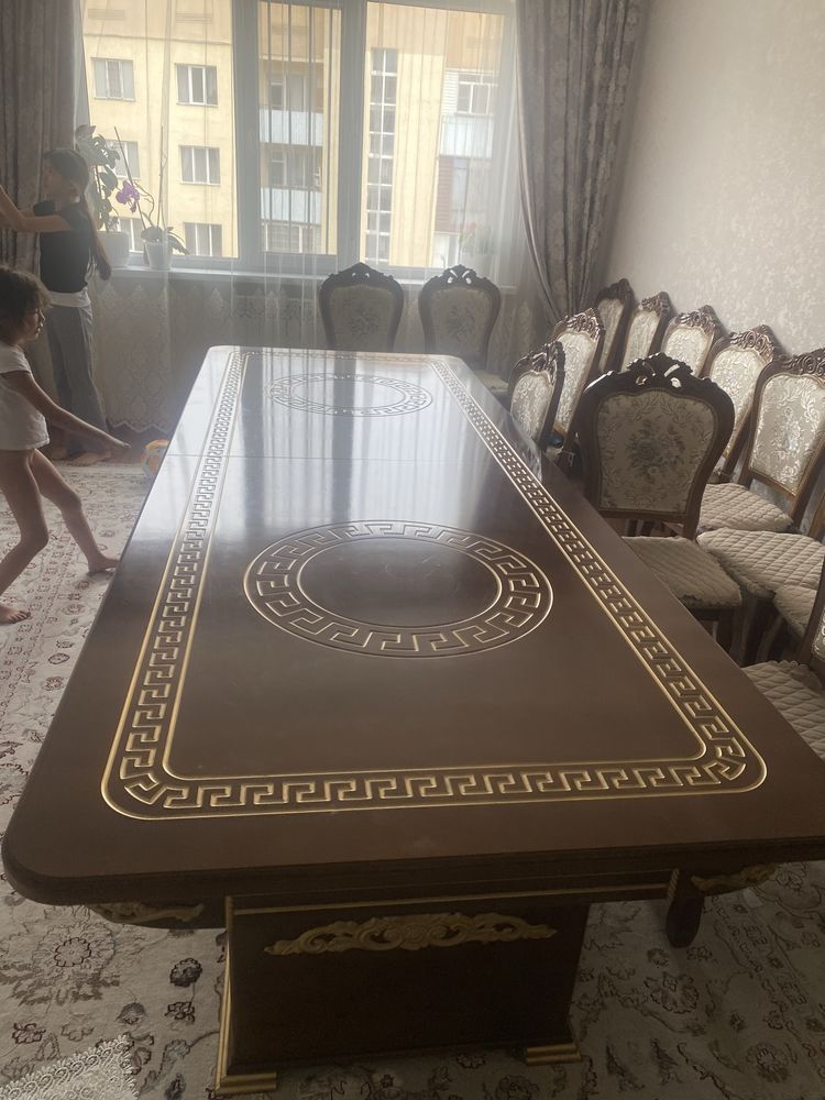 Стол со стулями, почти новые, 12 стульев