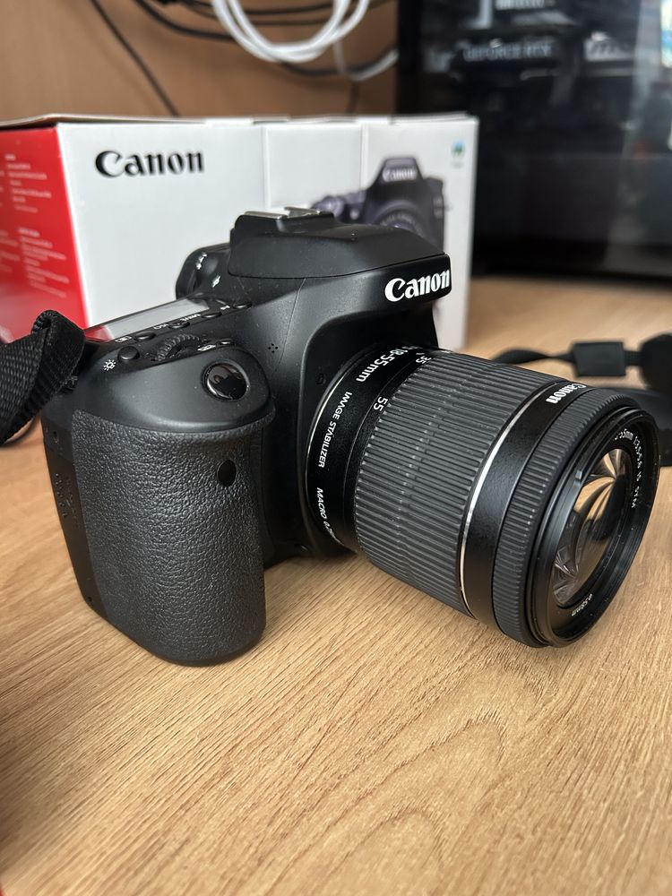 Canon EOS 80d с обектив EF-S 18-55mm