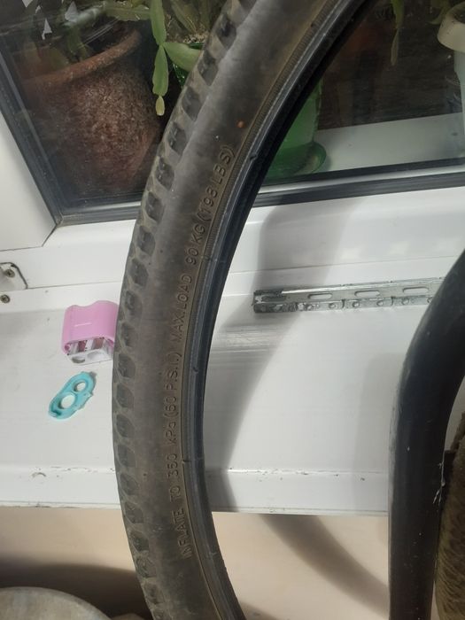 Продам велосипедн багажник , шину , камеру всё б/у д.велос