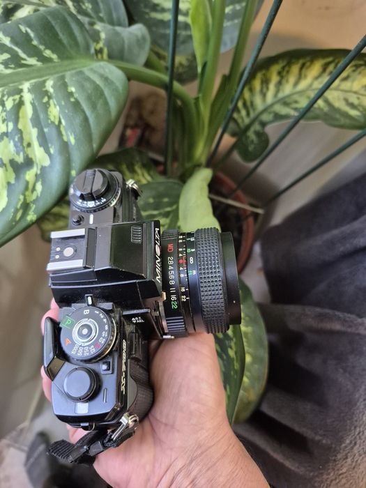 SLR Minolta X700 cu obiectiv 28mm