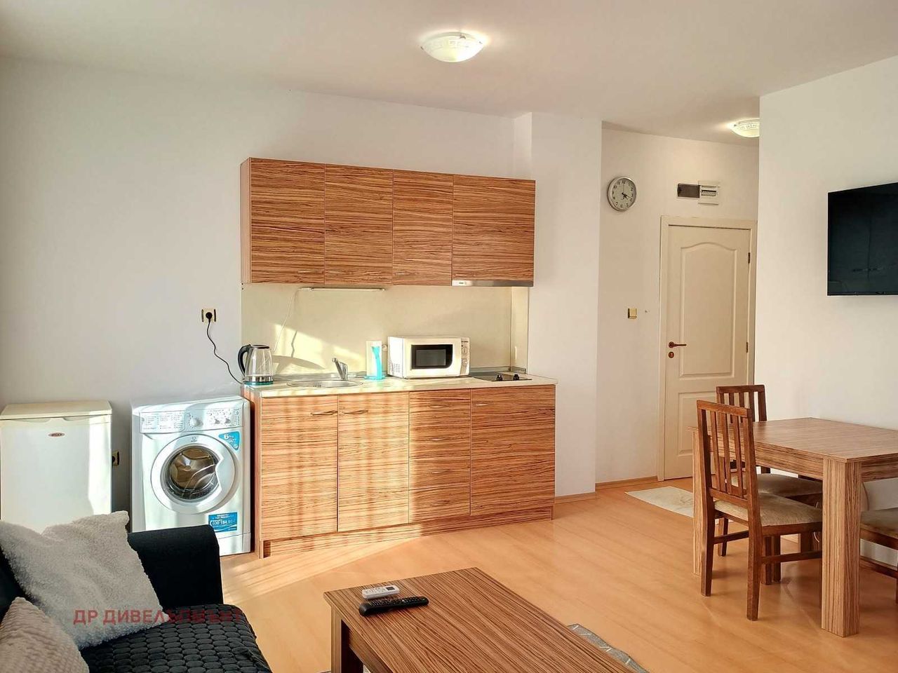 Дава се под наем Едностаен апартамент в Перник, Център - 42 кв.м за 459 € - Снимка #4