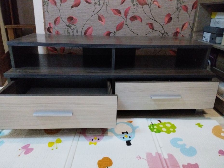 Продается подставка по телевизор.