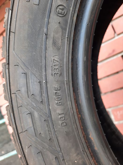 Продавам 2 зимни гуми 215/60/17 C бус Nokian
