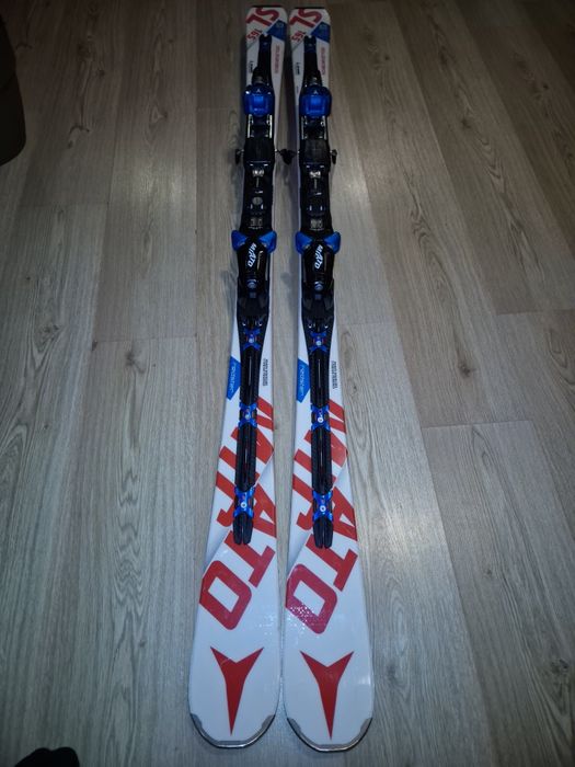 Vând schiuri Atomic