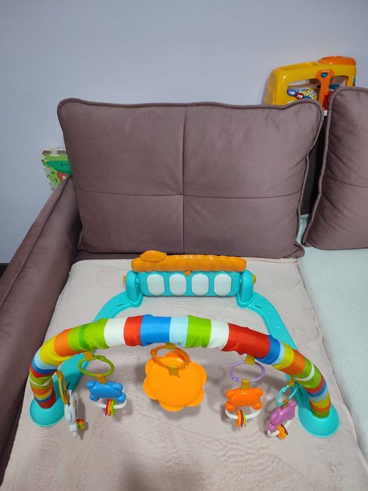 Vand centru de activitate pentru bebelușii.  Pian