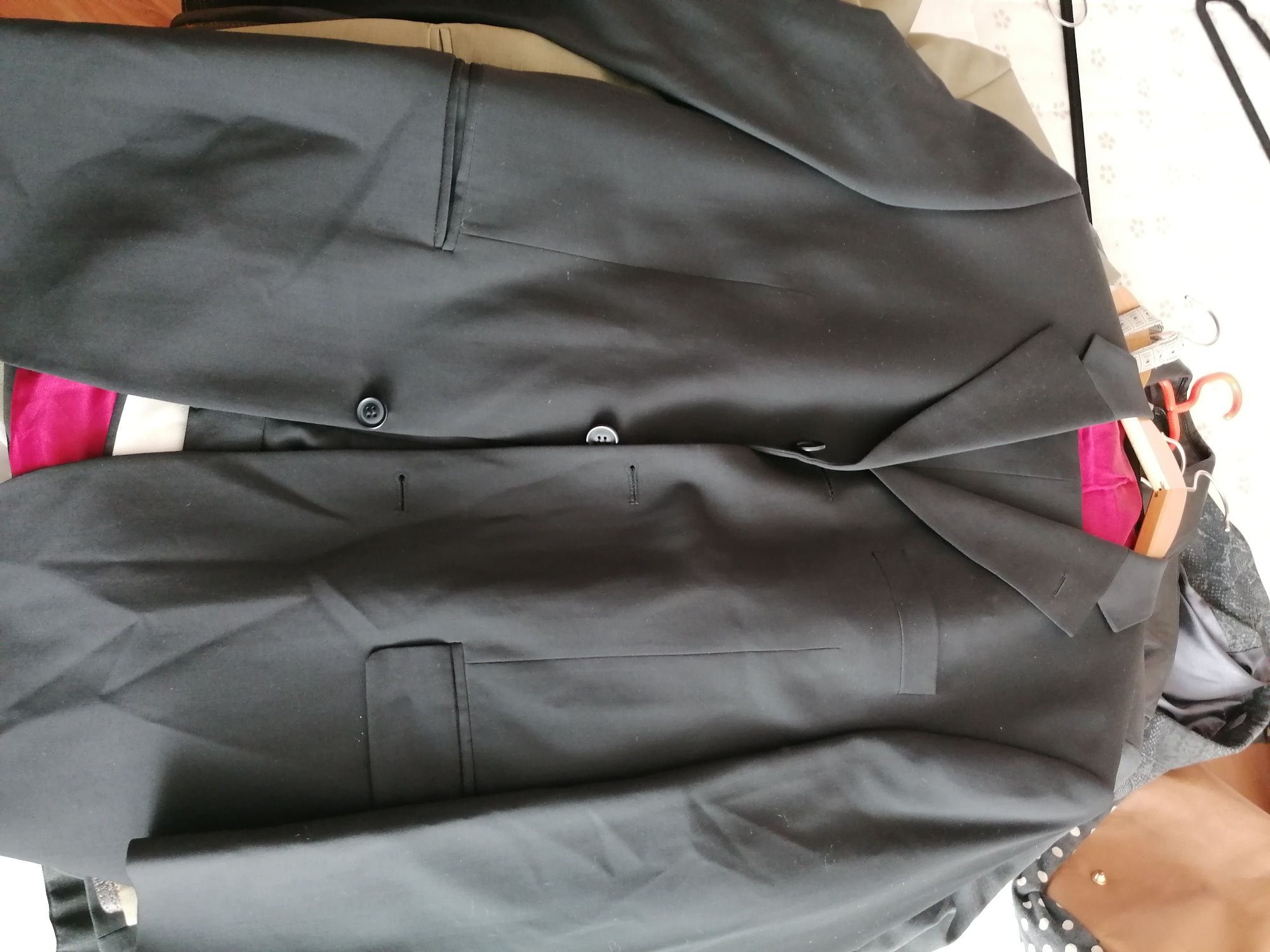 Vînd 2 costume și costum mire și 4geci pile