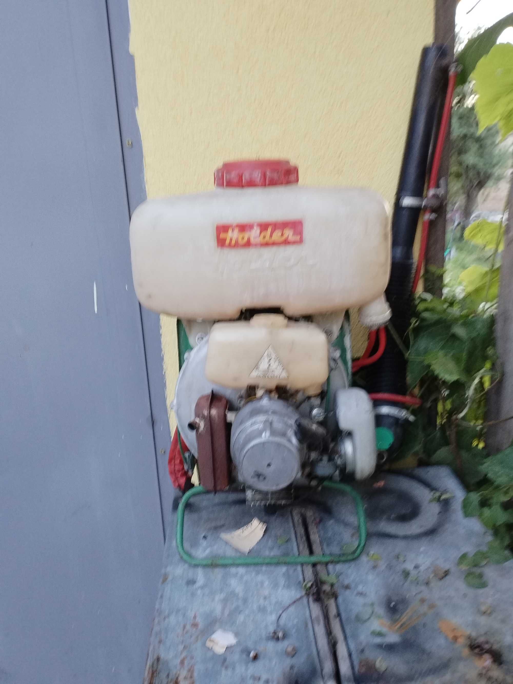 Бензинова пръскачка Holder