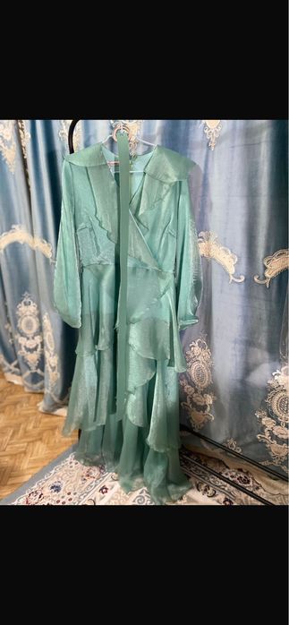 Платья ни разу не одела