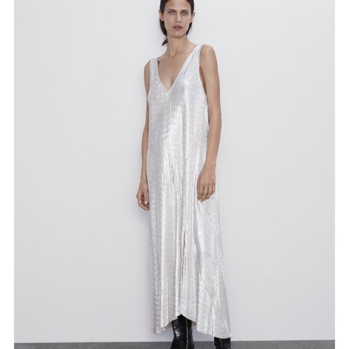 Серое платье Zara.