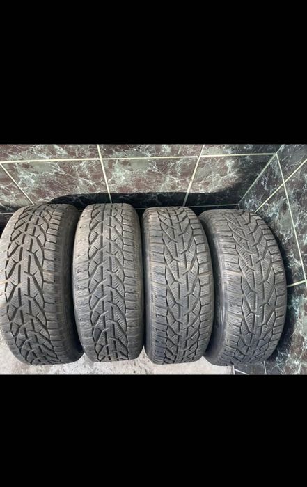 Vând anvelope iarnă 205/55/16 cu jante de mercedes