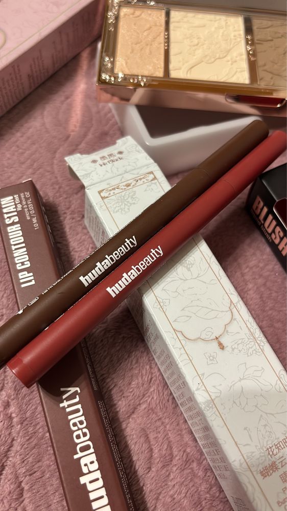 Huda Beauty и Flower Knows