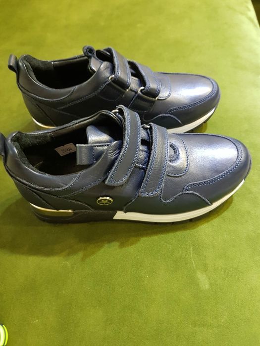 Продам  новые кроссовки   33 размера  Турция