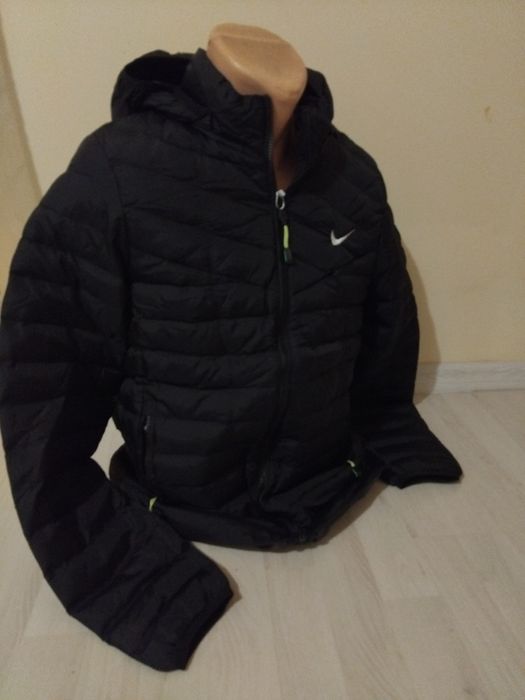 Geaca Nike unisex.