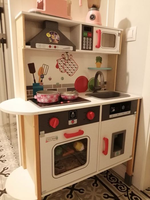 Продавам детска дървена кухня