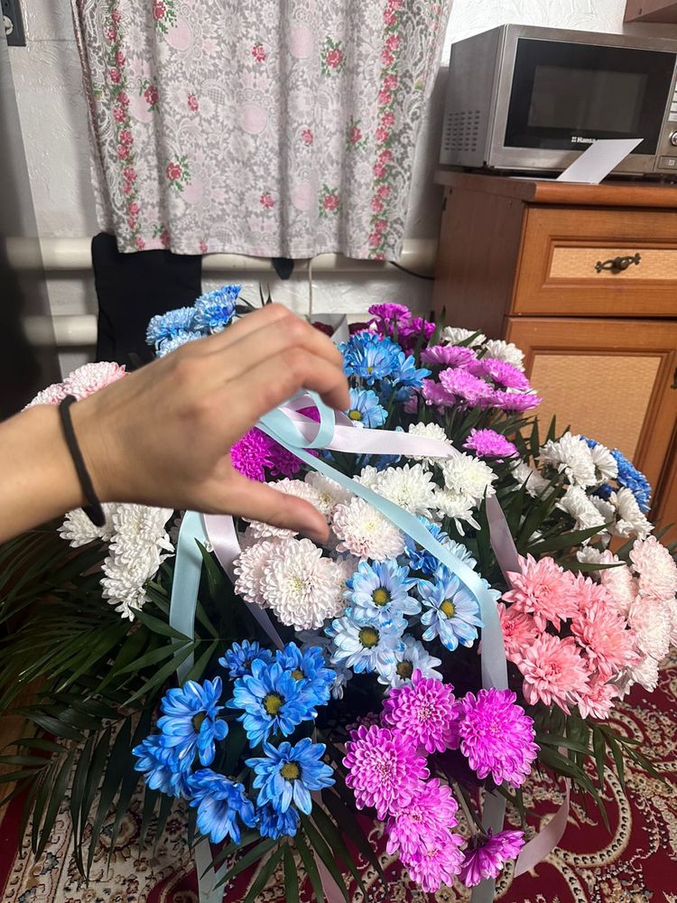 Это красивый букет, составленный  из хризантем. И букет роз