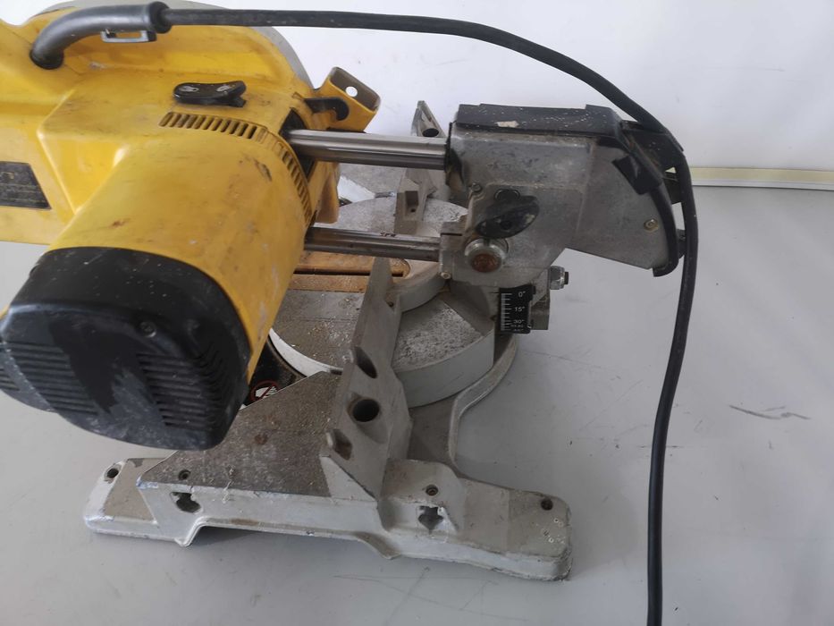 Циркуляр пендула - Dewalt 1200W / 216mm