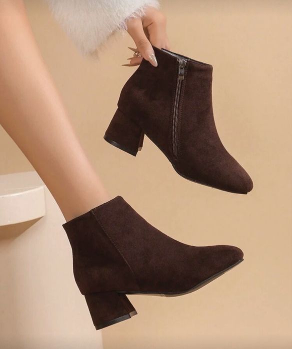 Дамски кафяви велурени боти с ток 38