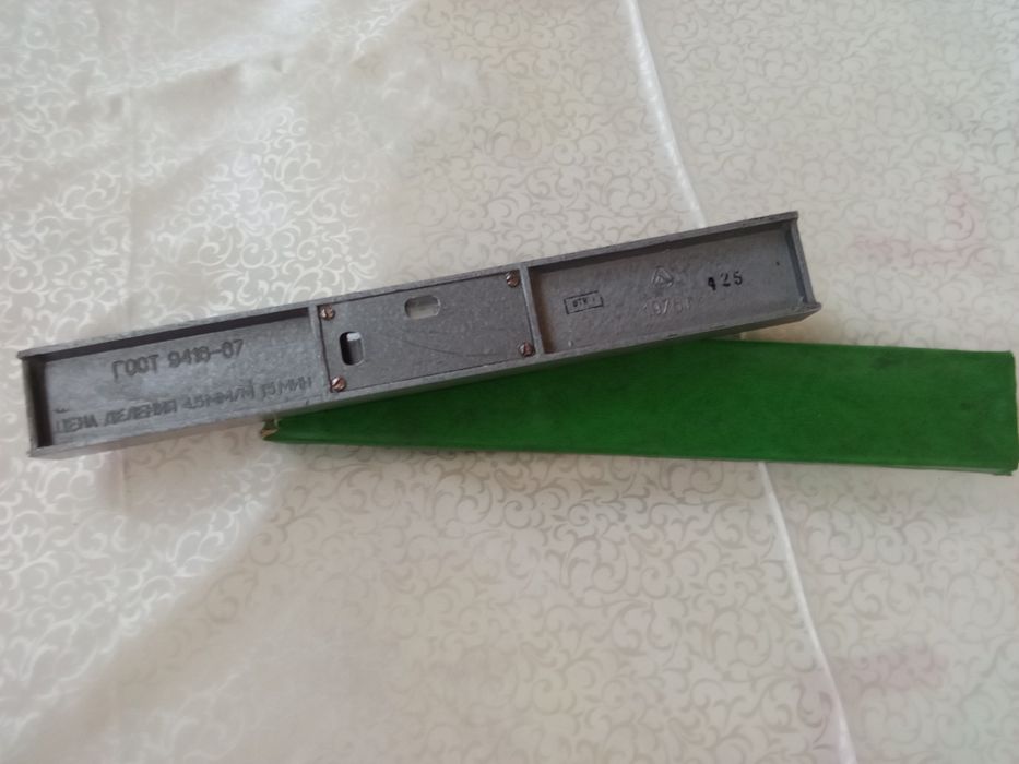 Уровень , ножницы Зингер , надфиля алмазные  , тиски СССР