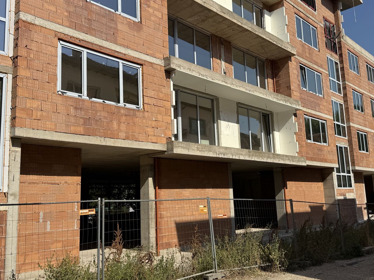 Продава се Двустаен апартамент в Плевен, Идеален център - 73 кв.м за 1453 €/кв.м - Снимка #2