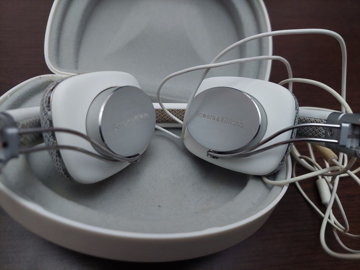 Casti bowers wilkins p3 cu husă