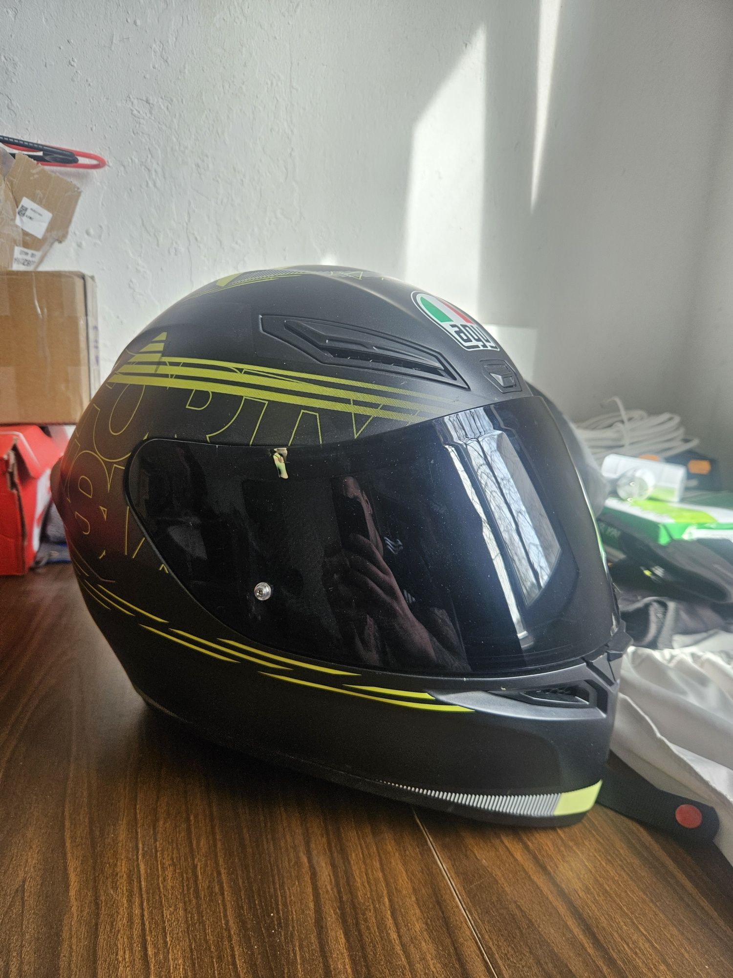 AGV каска, ръкавици, текстилено яке и покривало за мотор.