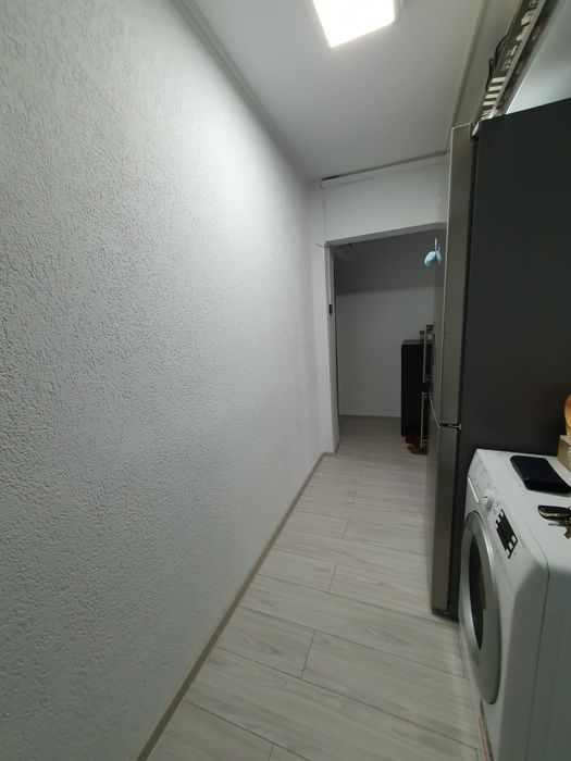 Vând apartament semidecomandat.
