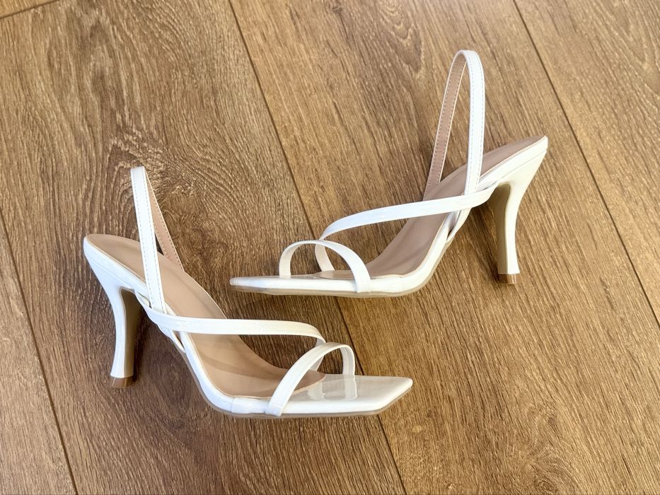 Бели обувки на ток