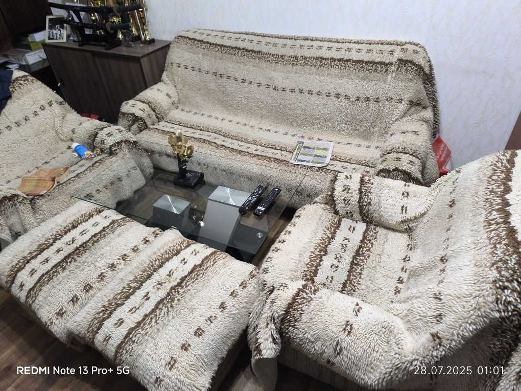 Продавам холова гарнитура :диван ,два фотьойла и две табуретки!
