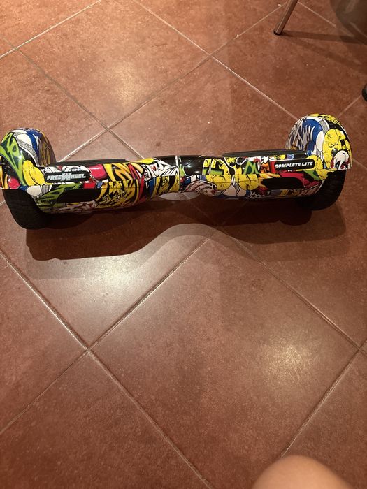 Van hoverboard nou nout de 4 ori m am dat pe el are si bluetooth