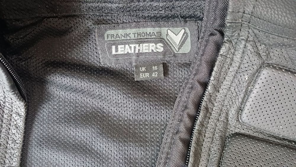 Кожено яке и каски за моторите.