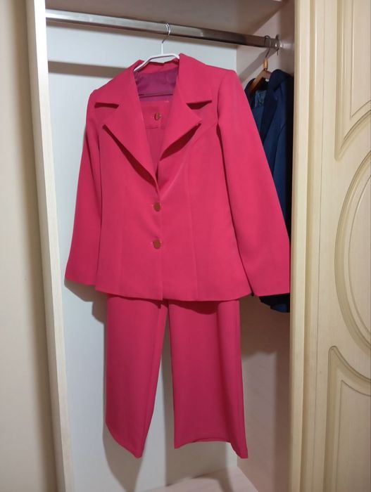 Двойка костюм-брюк красно розовый!
