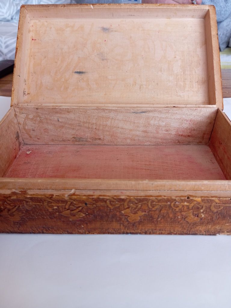 Старинна дървена кутия за бижута
