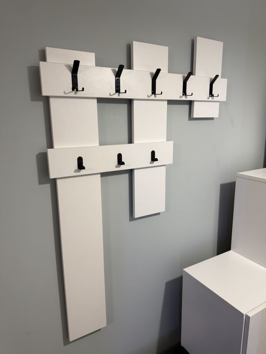 Dulap hol impreuna cu un cuier alb