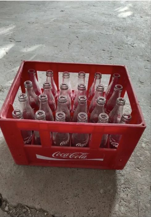 Кока кола бутилкаси яшики билан