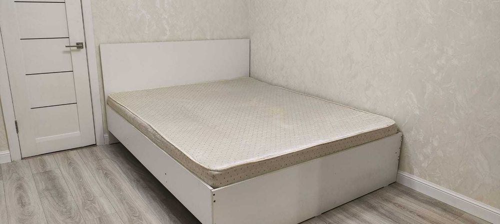 Кровать двуспальная с матрацем