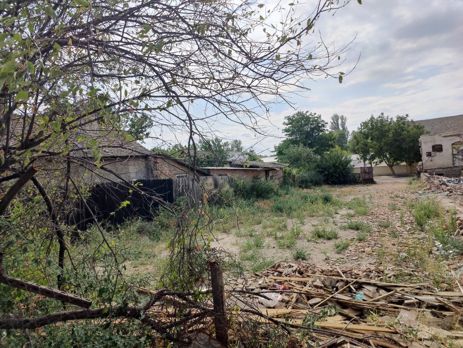 Teren de vânzare!! Deschidere la două străzi asfaltate.